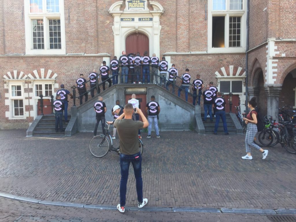 Hardliners MC provokes government by posing on the steps of Haarlem city hall 