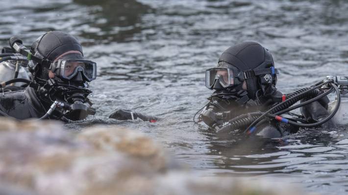 15/05/2020 PHOTO: Kevin Stent/STUFF. Police divers were again out in Evans Bay on Friday as part of an ongoing search related to the death of Joseph Koki Nansen. This time they were searching the shoreline of Evans Bay Marina.